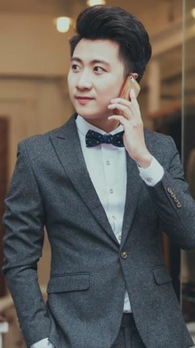 Zoom kỹ vào profile của thầy Duy nhiều người lại càng ngạc nhiên bởi thầy Duy là người từng đoạt giải Én vàng "Người dẫn chương trình truyền hình" năm 2009. Khi còn là sinh viên Đại học Ngoại thương Hà Nội, thầy giáo hot boy cũng đã tham gia và giật giải Nhất "Tiếng hát sinh viên toàn quốc".