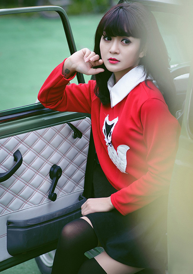 Những ngày còn là sinh viên, cô Lưu Ly thường xuyên có mặt trong các cuộc thi nhan sắc dành cho sinh viên như Imiss Thăng Long, Miss Đại học Sư phạm Hà Nội, ... Đến khi đi dạy, cô giáo 8X xinh đẹp này là đạo diễn mát tay cho các tiết mục dự thi của học sinh.