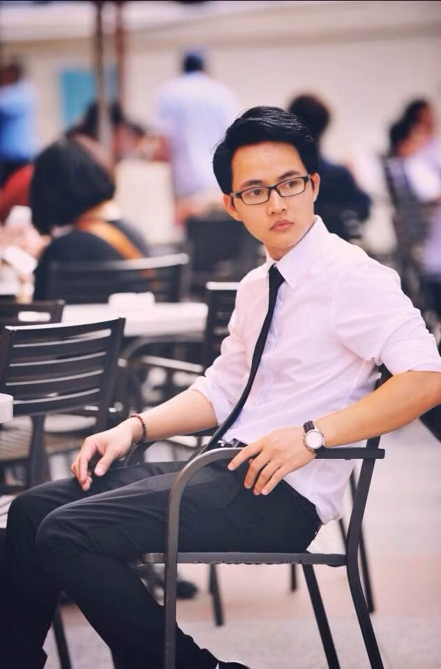 Hiện tại, thầy Minh đang giảng dạy tại trường Đại học Kiến trúc Hà Nội và trường THPT Lương Thế Vinh đồng thời làm nghiên cứu sinh. Bận rộn, nhưng thầy vẫn dành thời gian học luyện thanh, tiếng Anh, dẫn chương trình trên truyền hình và chụp ảnh thời trang.