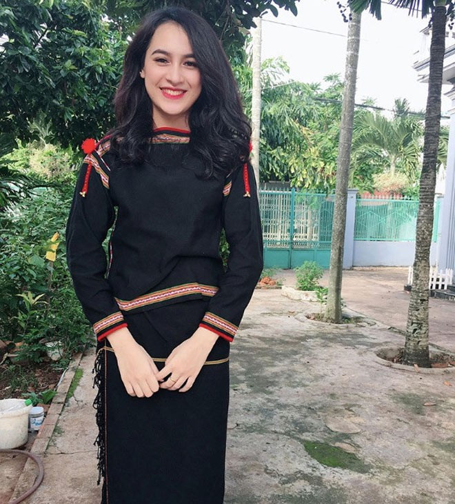 Sở hữu chiều cao 1m70 cùng gương mặt đẹp, thiếu nữ Ê Đê có tên là H Duyên Bkrông bất ngờ nổi đình đám trên mạng xã hội vào tháng 9 vừa qua.