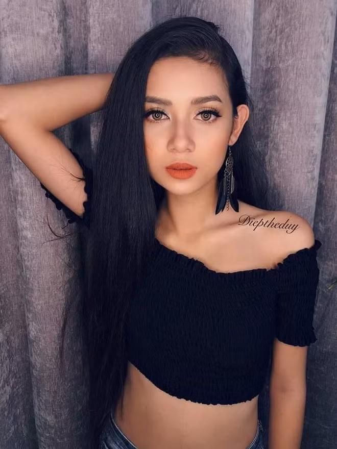 Theo tìm hiểu, thiếu nữ Khmer đến từ tỉnh Trà Vinh . Cô bạn có tên Sơn Thị Thu Hà (sinh năm 2000).