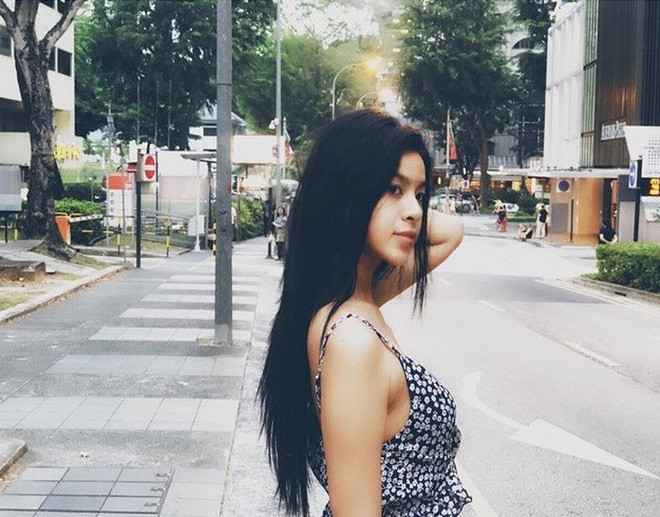 H July Niê hiện đang sinh sống, học tập và làm việc tại Singapore.Theo dõi trên trang facebook, người đẹp này khá kín tiếng, cô rất ít đăng tải hình ảnh cá nhân.