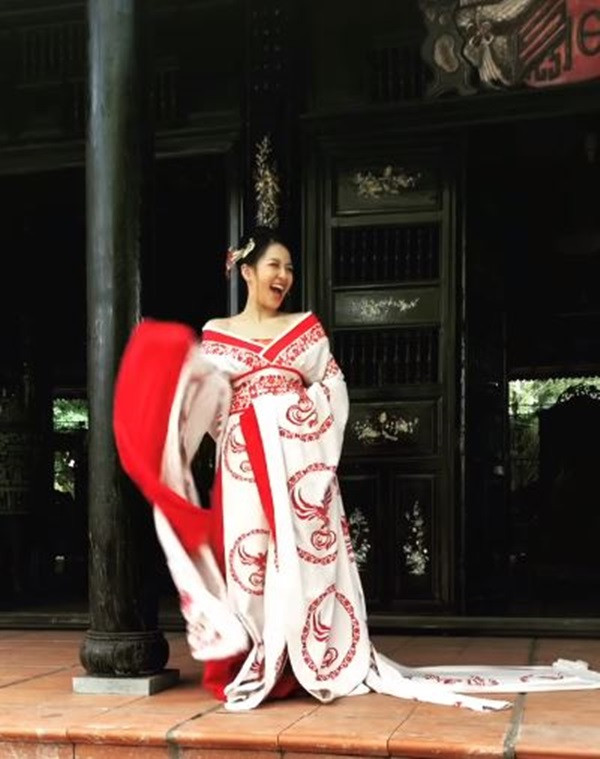 Với nhiều người đang theo dõi Trâm Anh, họ nhận ra rằng đây có thể là "phi vụ làm ăn" lớn thứ hai của hot girl dược sĩ này sau khi nổi tiếng, đứng sau việc tham gia phim ngắn cùng diễn viên Minh Tít.