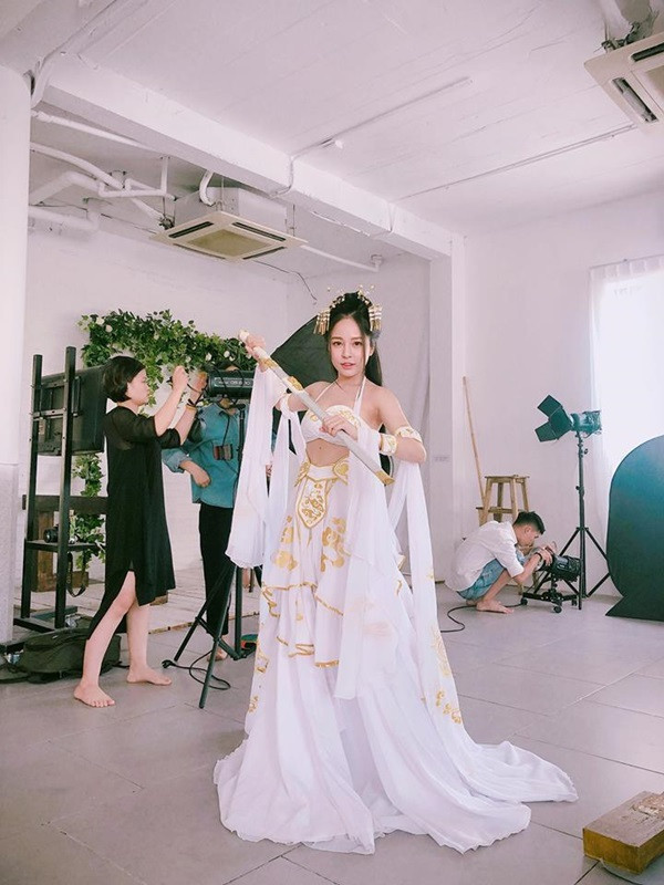 Tuy nhiên, theo một số dân mạng cho hay, tận dụng chút tên tuổi còn lại của cô nàng, một số hãng game đã mời Trâm Anh quảng cáo để thu hút anh hùng bàn phím.