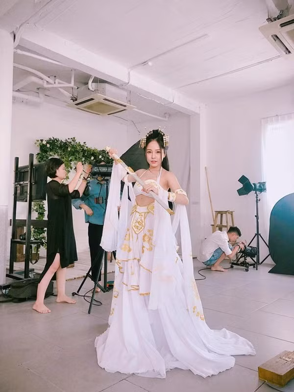 Tuy nhiên, theo một số dân mạng cho hay, tận dụng chút tên tuổi còn lại của cô nàng, một số hãng game đã mời Trâm Anh quảng cáo để thu hút anh hùng bàn phím.