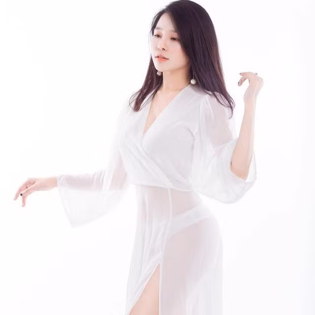 Tuy nhiên, theo ý kiến của nhiều người, họ lo ngại rằng Trâm Anh sẽ khó có thể giữ chỗ đứng của mình trong lòng dân mạng nếu không có sự đặc biệt. Bởi càng ngày có nhiều "hot girl mạng" nổi lên và tên tuổi của nữ dược sĩ này lại chìm dần vào quên lãng.