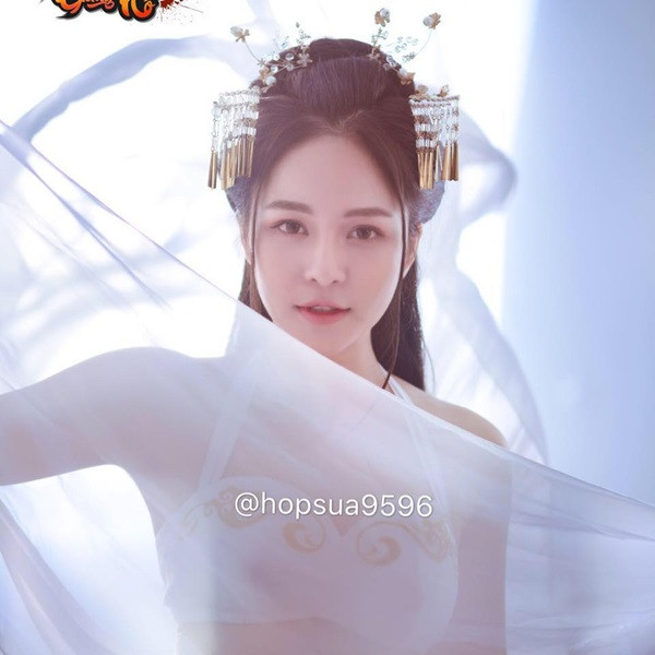 Tạo hình game của Trâm Anh chưa được hé lộ rõ ràng nhưng có thể thấy, đây là một vai cung nữ cổ trang khá xinh xắn, khoe khéo vòng 1 "khó thở" cũng như khuôn mặt xinh đẹp bầu bĩnh.