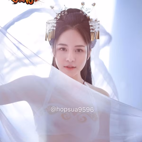 Tạo hình game của Trâm Anh chưa được hé lộ rõ ràng nhưng có thể thấy, đây là một vai cung nữ cổ trang khá xinh xắn, khoe khéo vòng 1 "khó thở" cũng như khuôn mặt xinh đẹp bầu bĩnh.