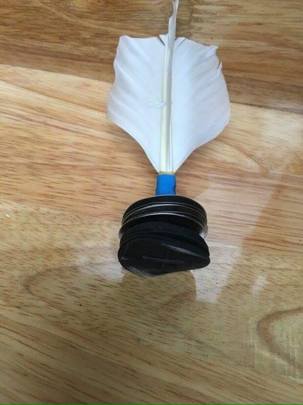 Ngoài dụng cụ đi học tập, thì trong cặp của mỗi bạn trẻ cũng có nhiều thứ đồ chơi như cầu trinh, bi ve hay tập ảnh để giải trí trong mỗi giờ ra chơi hay tranh thủ những lúc được nghỉ học sớm.