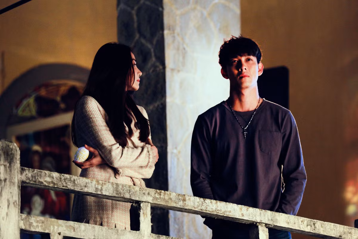 Đối với Ngân Khánh, đây là vai diễn đầu tiên sau 3 năm du học Singapore. Theo nhiều khán giả nhận xét, vai Nhung trong "Quý cô thừa kế" khá phù hợp với Ngân Khánh bởi vẻ đỏng đảnh, tự mãn. Điều này từng được nữ diễn viên thể hiện rất tốt trong nhiều bộ phim trước đó.