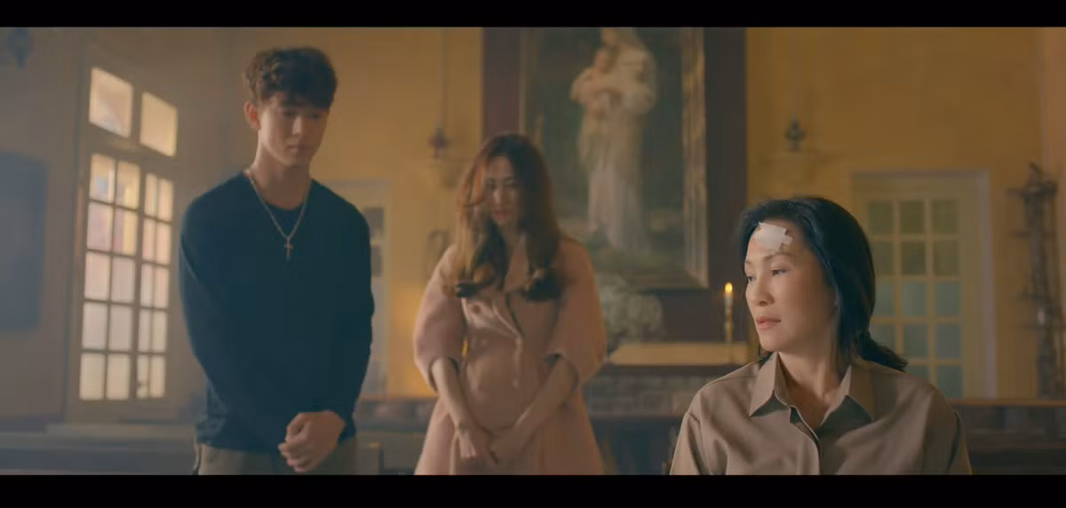 Sở hữu gương mặt trẻ hơn so với tuổi, Ngân Khánh tự tin và thoải mái đóng cặp với nam thần Song Luân - người kém cô 6 tuổi.