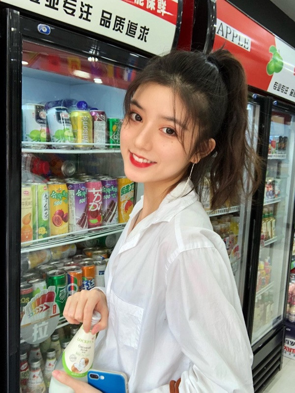 Khiết Chiết không thường xuyên chia sẻ thông tin cá nhân của mình lên mạng xã hội. Nhưng cô nàng lại rất chăm chỉ chia sẻ những mẹo làm đẹp, ăn mặc, quay video hướng dẫn chăm sóc da, trang điểm cho các chị em.