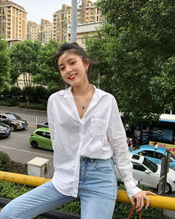 Thậm chí, có những cư dân mạng còn nhận xét, dù trang điểm hay không trang điểm thì gương mặt của cô nàng hot girl Trung Quốc này cũng không thay đổi là bao.