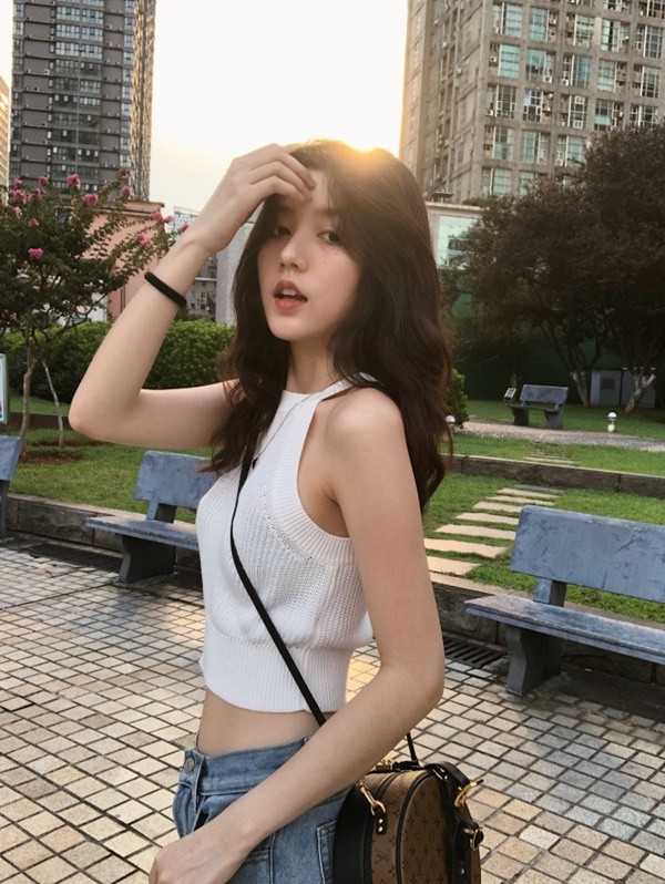 Khiết Chiết có gương mặt xinh xắn đúng chất con gái châu Á, đôi mắt to tròn, làn da khỏe khoắn, nụ cười tươi.