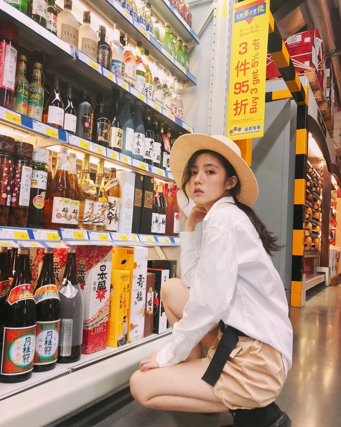 Sở hữu nét đẹp dịu dàng, nữ tính như vậy nhưng Khiết Chiết lại yêu thích phong cách năng động, cá tính. Cô bạn cũng thường xuyên cập nhật cách phối đồ xuống phố của mình trên mạng để các bạn nữ khác có thể học hỏi.