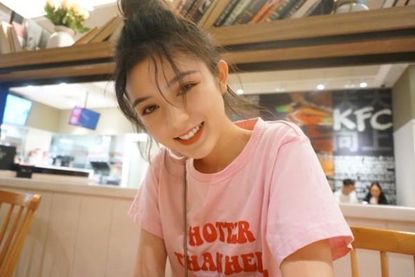 Bất kể chỗ nào, dù là bên lề đường, tại siêu thị thì cô nàng chỉ cần đứng yên và cười thôi là cũng đủ nhận về hàng nghìn lượt yêu thích từ cộng đồng mạng.