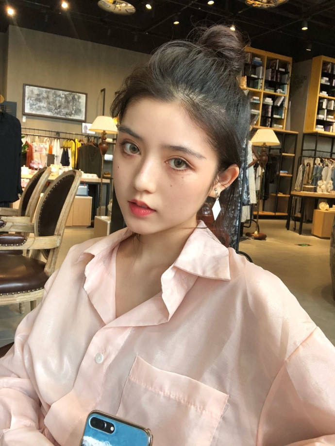 Hiện tại, Khiết Chiết sở hữu hơn 770.000 lượt theo dõi trên Weibo và hơn 21.000 người follow trên tài khoản Instagram.