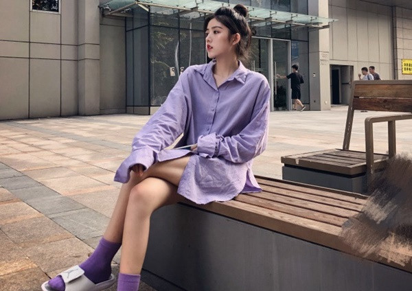 Lý do mà Khiết Chiết theo đuổi phong cách này là vì cô nàng thừa nhận mình giống đàn ông đội lốt một cô gái, phóng khoáng và không được nữ tính như nhiều bạn nữ khác.