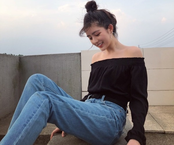 Theo những thông tin có được, cô gái bí ẩn được tìm kiếm đó là Chung Khiết Chiết, một hot girl mạng, beauty blogger đến từ Trung Quốc. Cô nàng đã nổi tiếng trong giới trẻ Trung Quốc cách đây khá lâu và sở hữu lượng fan kha khá.