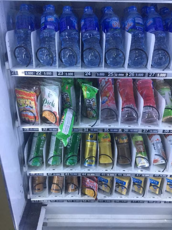 Khi chai nước tưởng chừng như trong tầm tay, thì lại bị mắc kẹt lại khiến nhiều khách hàng dở khóc dở cười.