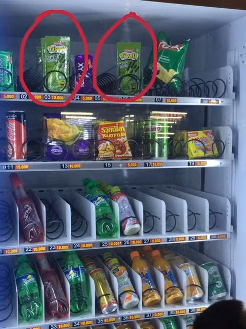 Mọi thứ trở nên vô vọng khi người mua cố gắng bấm còn mày thì vẫn hững hờ đứng yên.