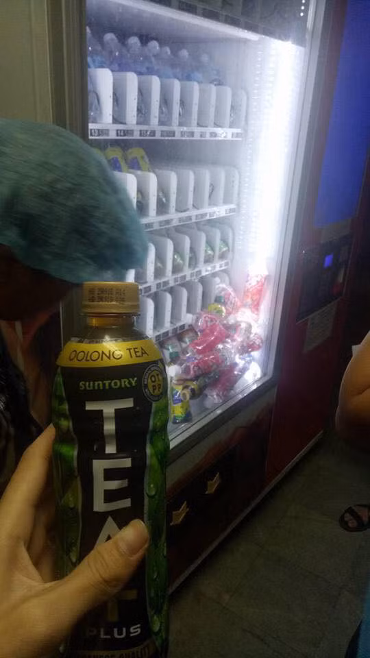 Nhờ có những chiếc máy bán nước này, người dân và khách du lịch có thể mua nước uống và mang đi rất thuận tiện với giá cả phải chăng.