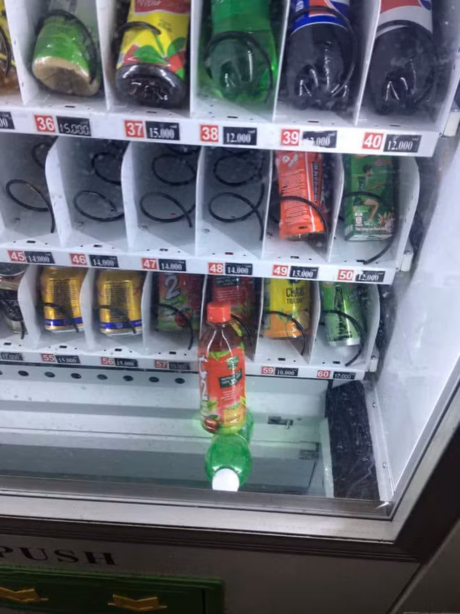 Có một kiểu rắc rối khiến người ta khó chịu hơn cả đó là chai nước đã được đẩy ra nhưng mắc kẹt lại không rơi xuống khoang dưới.