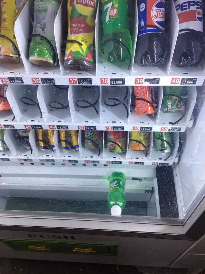 Các loại nước giải khát trong cây bán hàng tự động chủ yếu có mệnh giá 5.000 và 10.000 đồng, được bảo quản ở nhiệt độ khoảng 5 độ C.