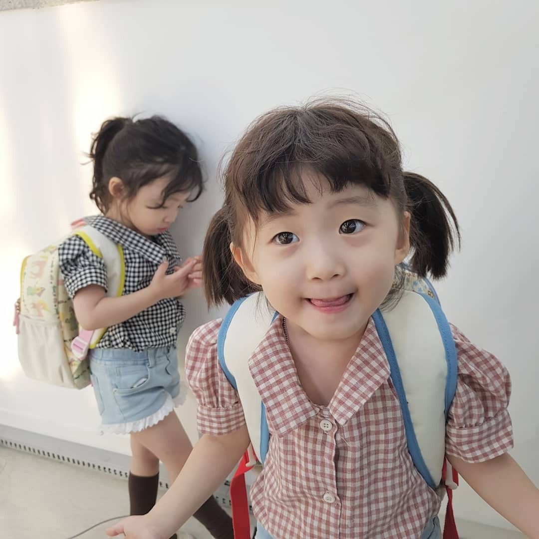 Cả hai nhóc tì có một điểm chung duy nhất chính là sự ưa vui vẻ, hoà đồng và rất thân thiện.