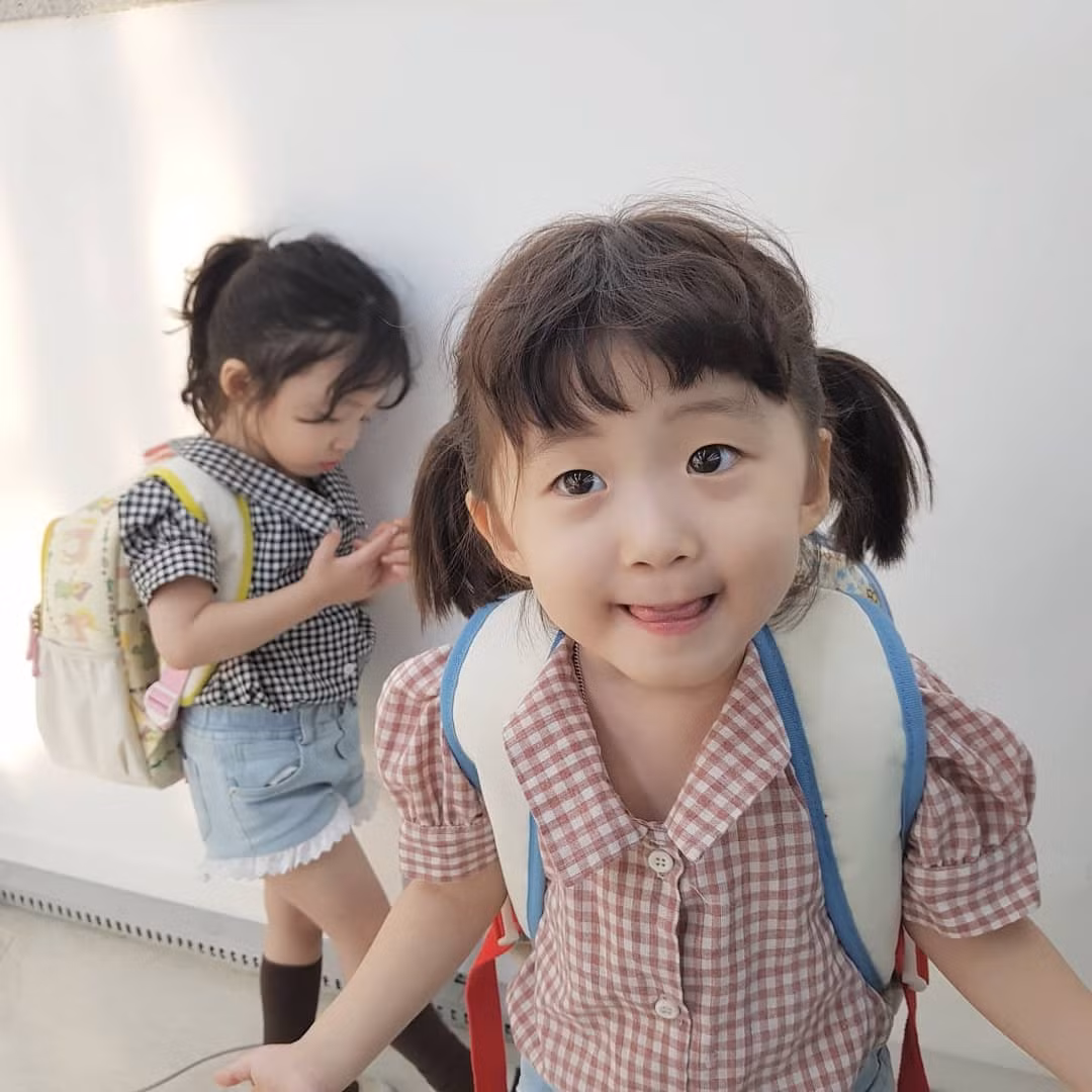 Cả hai nhóc tì có một điểm chung duy nhất chính là sự ưa vui vẻ, hoà đồng và rất thân thiện.