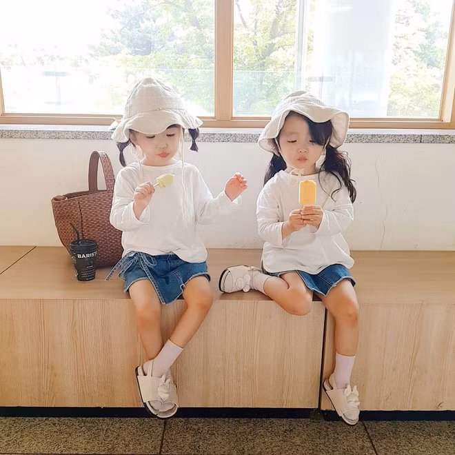 Sua và Suji sở hữu Instagram với hơn 330.000 follower. Ngay khi hình ảnh của các em xuất hiện trên MXH đã chiếm trọn cảm tình của dân mạng.