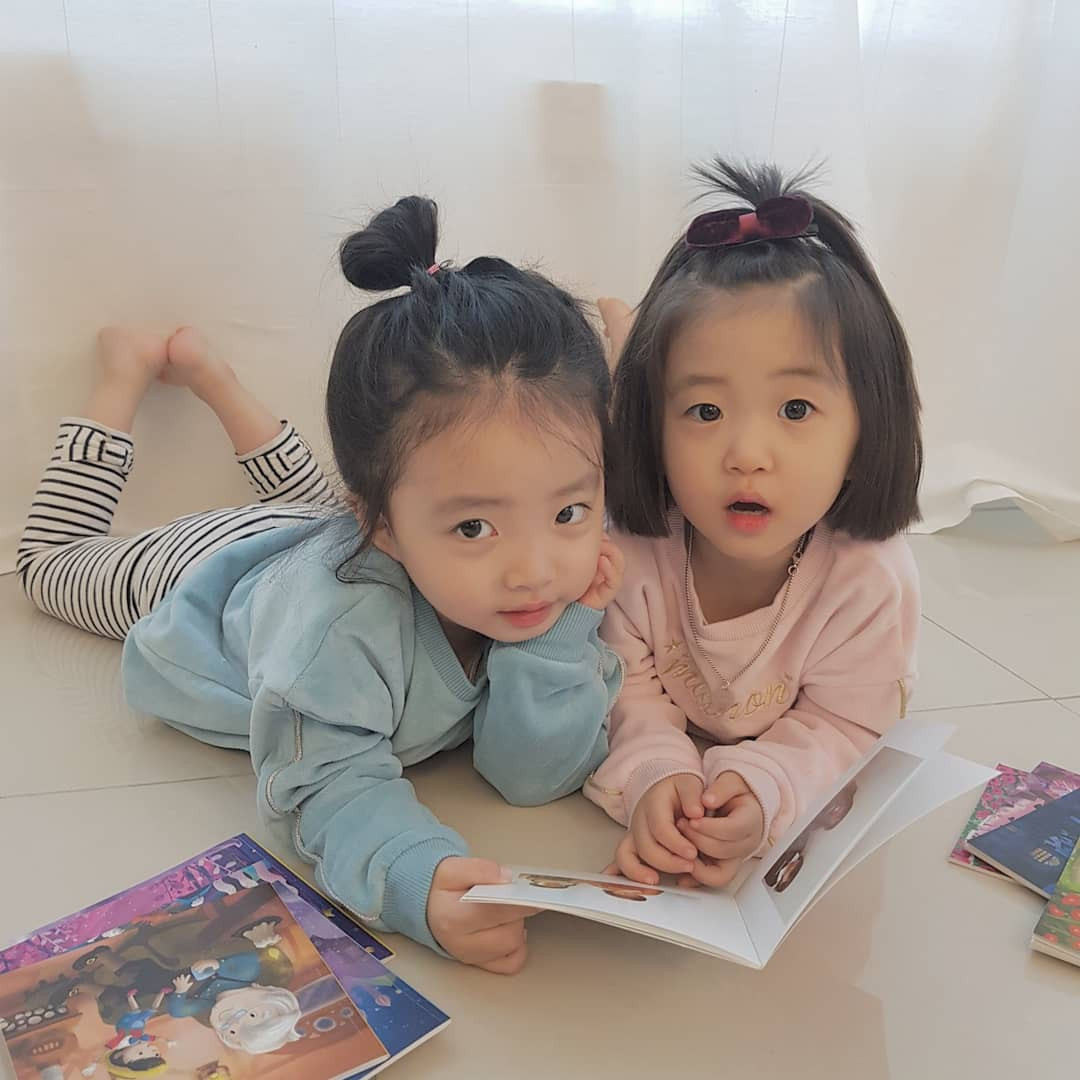 Nếu Sua luôn trung thành với mái tóc ngắn, mắt một mí tinh nghịch thì Suji là cô bé có mái tóc dài, gương mặt nữ tính, tính tình đằm thắm từ nhỏ.