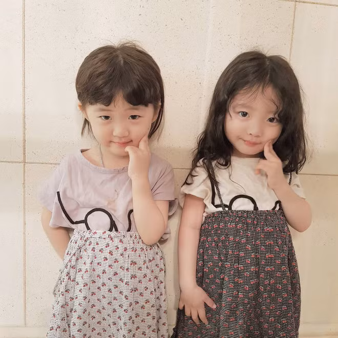 Mặc dù chỉ sinh cách nhau có 2 phút nhưng cặp song sinh gây bão này sở hữu tính cách, sở thích, ngoại hình khác biệt. Các bé chẳng hề giống nhau rập khuôn như các cặp sinh đôi thường thấy.