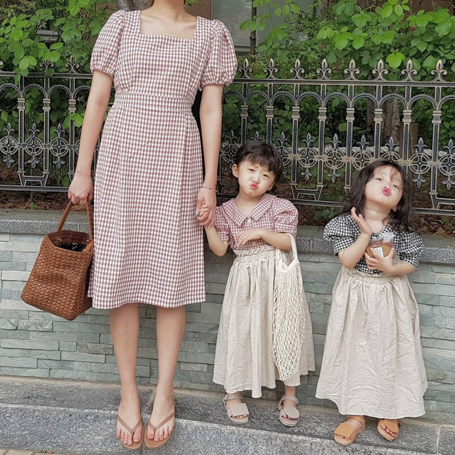 Điều tuyệt vời nhất trên thế gian này là khi bạn được ở chung nhà với hai thiên thần bé cực xinh. Dù cho chúng có những sự khác biệt về tính nết và hình hài nhưng luôn bổ trợ cho nhau.