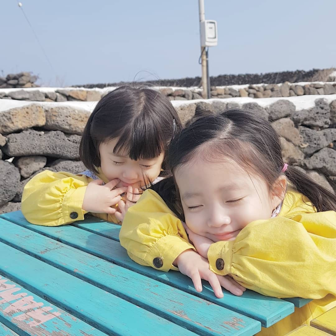 Theo nhận xét của nhiều thành viên trong gia đình, Sua có phần giống bố nhiều hơn là người chị của mình còn Suji lại giống mẹ.