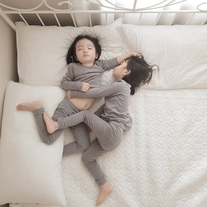 Cuộc sống của 2 cô bé song sinh nhìn từ MXH chẳng khác nào cặp công chúa vô cùng đáng yêu.