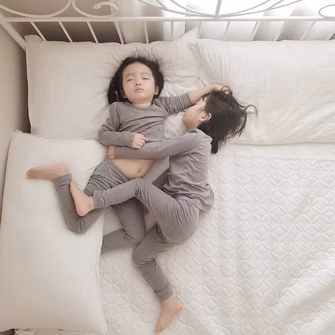 Cuộc sống của 2 cô bé song sinh nhìn từ MXH chẳng khác nào cặp công chúa vô cùng đáng yêu.