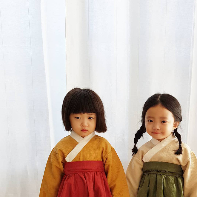 Sự xuất hiện của cặp chị em song sinh Hàn Quốc sinh năm 2014 Sua và Suji là chủ đề khiến CĐM châu Á điên đảo thời gian qua. Thậm chí họ còn cho rằng thật hạnh phúc và may mắn khi có một cặp sinh đôi xinh như thiên thần trong nhà.