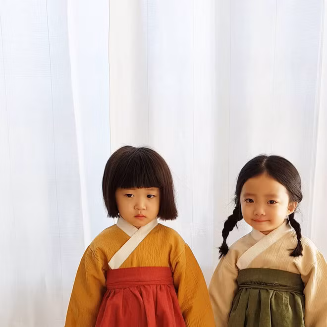 Sự xuất hiện của cặp chị em song sinh Hàn Quốc sinh năm 2014 Sua và Suji là chủ đề khiến CĐM châu Á điên đảo thời gian qua. Thậm chí họ còn cho rằng thật hạnh phúc và may mắn khi có một cặp sinh đôi xinh như thiên thần trong nhà.