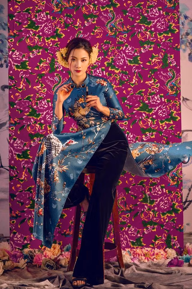 Tốt nghiệp trường Cao đẳng nghệ thuật Hà Nội, Huyền Thạch đã quyết định nam tiến để tìm cơ hội trong nghệ thuật của mình.