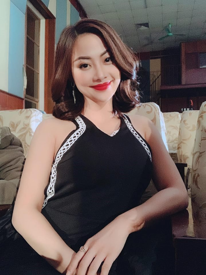 Trong phim Chạy trốn thanh xuân, Huyền Thạch vào vai Vy, một cô gái xinh đẹp, quyến rũ nhưng lại kiêu căng và đanh đá đúng với những gì mà nữ diễn viên này đã từng vào các vai diễn trước đó.