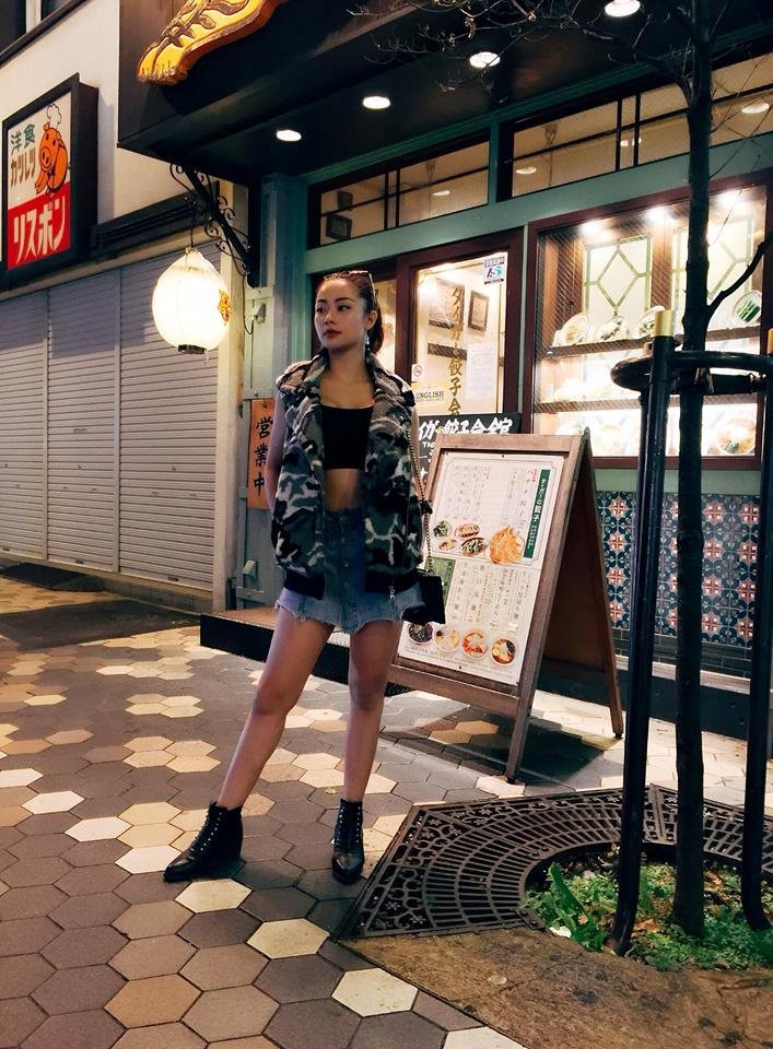 Phải công nhận rằng, Thạch Huyền rất chăm chút cho gout thời trang của mình. Cô nàng rất cao tay mỗi khi diện crop top để "ăn gian" chiều cao.