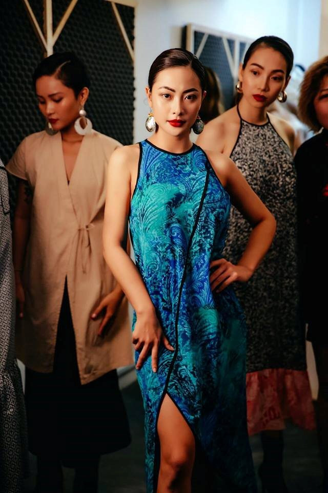 Huyền Thạch đến với nghề diễn khá tự nhiên. Mặc dù gia đình không ai làm nghệ thuật nhưng cô nàng vẫn theo đuổi và lựa chọn nghề. Mở màn bằng vai diễn trong Những phóng viên vui nhộn, nghiệp diễn của nữ diễn viên 9X này ngày một thăng tiến trong thời gian qua.