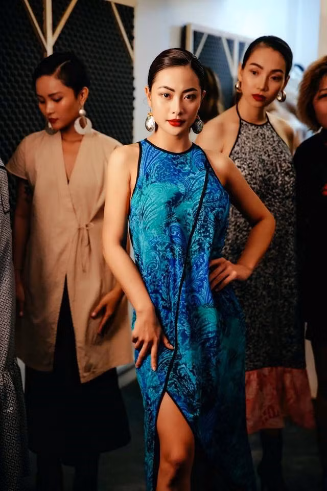 Huyền Thạch đến với nghề diễn khá tự nhiên. Mặc dù gia đình không ai làm nghệ thuật nhưng cô nàng vẫn theo đuổi và lựa chọn nghề. Mở màn bằng vai diễn trong Những phóng viên vui nhộn, nghiệp diễn của nữ diễn viên 9X này ngày một thăng tiến trong thời gian qua.