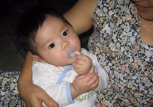 Bên cạnh đó, rất nhiều mẹ coi việc cho bé đi "ti ké" là mất vệ sinh và có gì đó không thoải mái và khá gay gắt trong việc cho bé yêu đi bú nhờ.