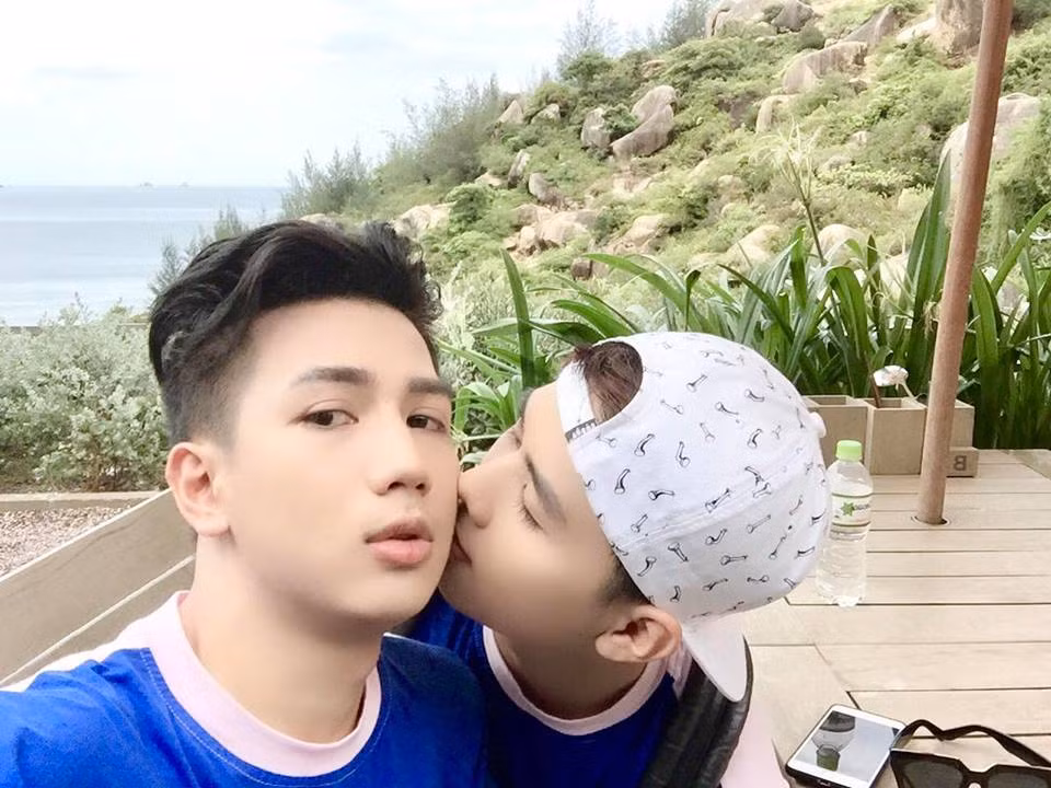 Nói tiếp về màn cầu hôn vừa rồi tại Bà Nà Hills, Bá Trí chia sẻ rằng anh đã phải tầm hơn 30 phút để lấy bình tĩnh sau đó mới dám đưa chiếc nhẫn cầu hôn ra để tra vào tay Trọng Nhân.