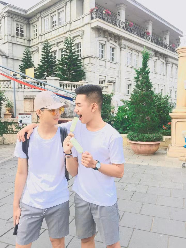 Vừa qua, cặp đôi đồng tính nam đến từ Sài Gòn này lại tiếp tục khiến nhiều người phải ghen tỵ khi có màn cầu hôn trên đỉnh Bà Nà Hills và đi kèm theo đó là vô vàn những bức ảnh du lịch cùng nhau lãng mạn.