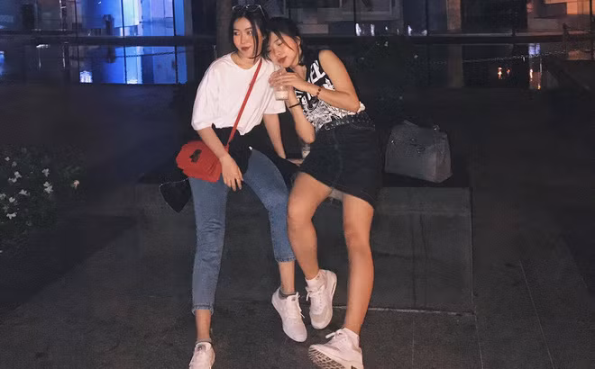 Trong giới trẻ ngày nay tồn tại một câu nói khá bất hủ:"Đi đâu không quan trọng, quan trọng là đi với ai". Chính bởi vậy, khắp thế gian cùng bạn thân là một trào lưu đang được rất nhiều các bạn trẻ thích thú và cặp bạn thân Sài thành mới đây là một trường hợp như vậy.