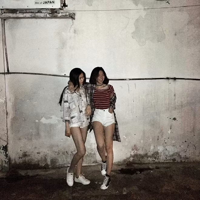 Không chỉ khoe dáng chuẩn, trong suốt 3 phút của clip, nhiều cảnh đẹp của thành phố Vũng Tàu lần lượt hiện ra trên nền nhạc cực "bắt tai", khiến nhiều người xem xong clip chỉ muốn xách balo và đi.