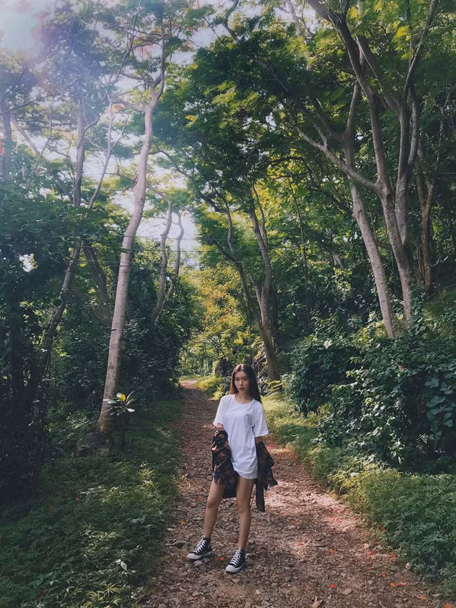 Cách tạo dáng chuyên nghiệp, ngoại hình đẹp đúng chuẩn kết hợp với ngoại cảnh siêu lung linh khiến đoạn clip trải nghiệm du lịch Vũng Tàu của họ được nhiều cô gái yêu thích, chuyền tay nhau.